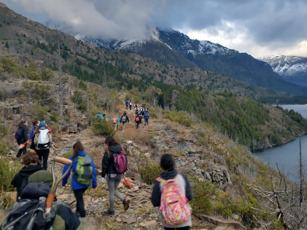 Plantación de nativas en la Reserva Provincial Lago Epuyén - Secretaría de  Bosques